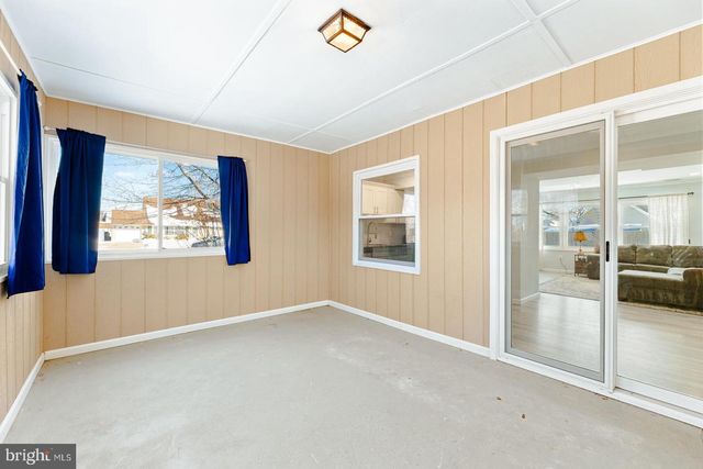 2 NORMAN AVE, Levittown, PA 19055