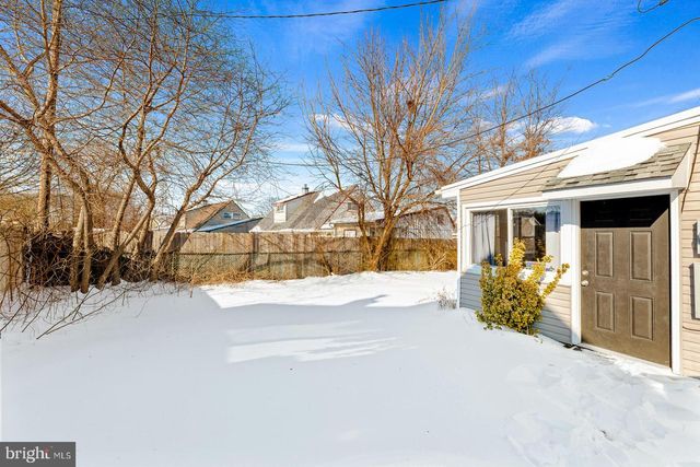 2 NORMAN AVE, Levittown, PA 19055