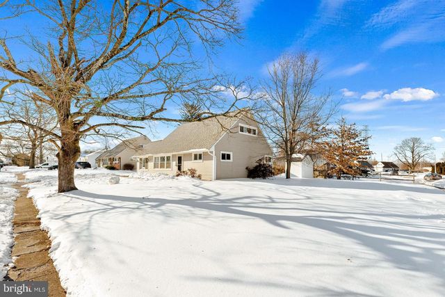 2 NORMAN AVE, Levittown, PA 19055