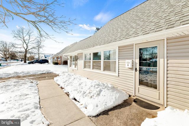 2 NORMAN AVE, Levittown, PA 19055