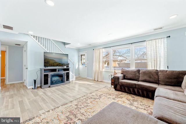 2 NORMAN AVE, Levittown, PA 19055