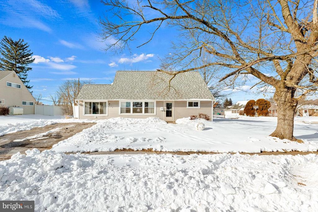 2 NORMAN AVE, Levittown, PA 19055