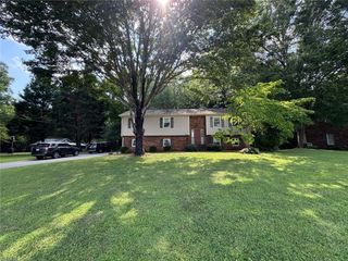 436 S Peace Haven Road, Winston-salem, NC 27103