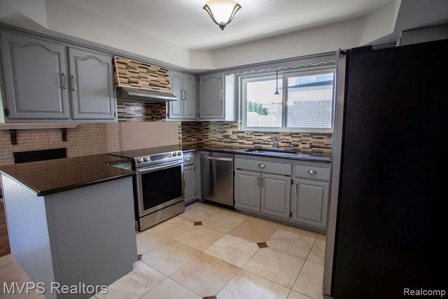 35470 Dearing Drive, Sterling Heights, MI 48312