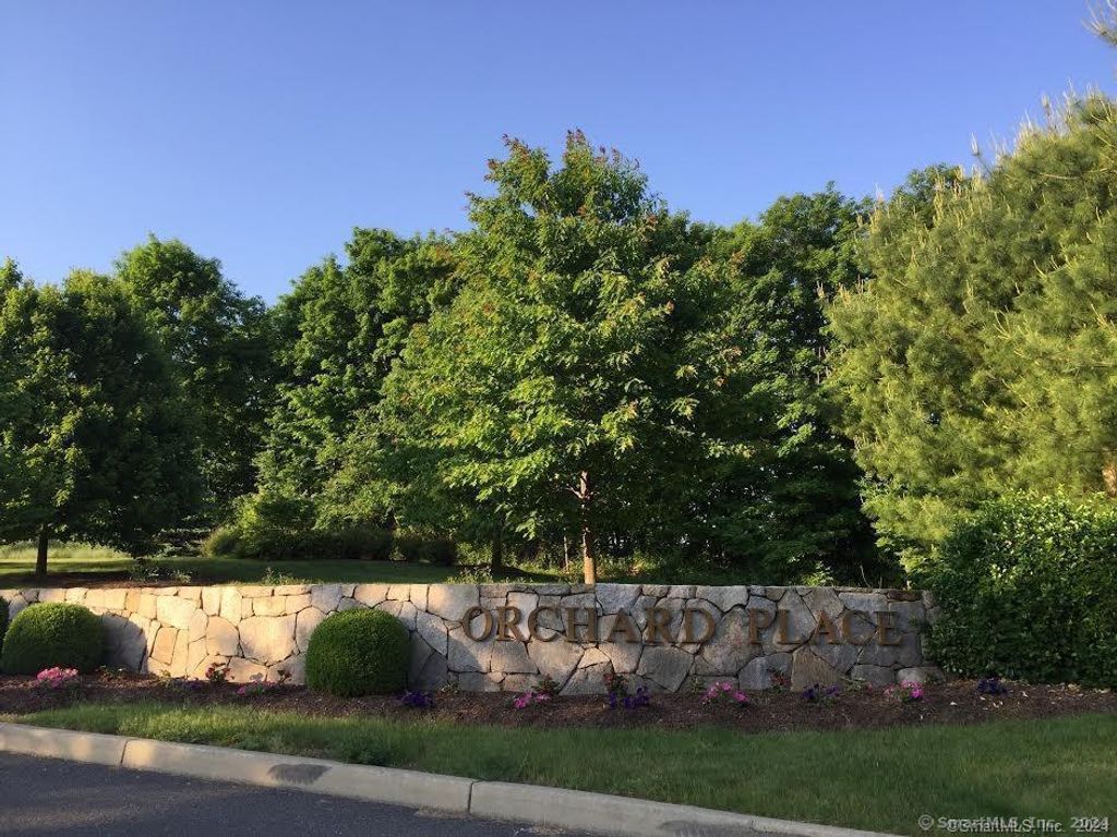 20 Orchard Street 103, Brookfield, CT 06804