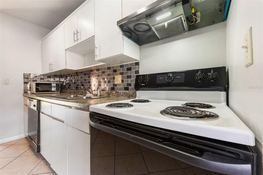 Image 14 of property listing at 5137 PICCADILLY CIRCUS COURT 3, Orlando, FL 32839