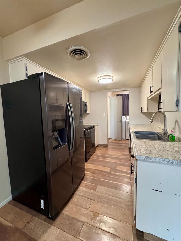 Image 5 of property listing at 4815 N Winery Circle, Fresno, CA 93726