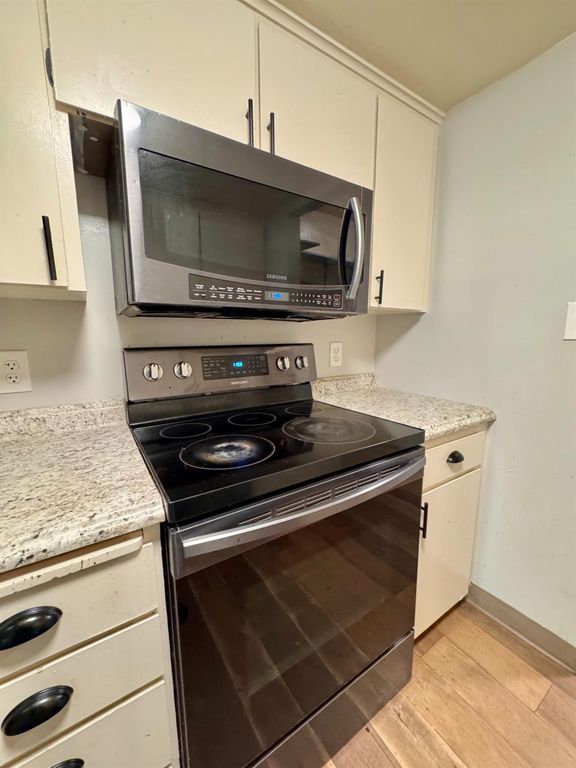 Image 7 of property listing at 4815 N Winery Circle, Fresno, CA 93726