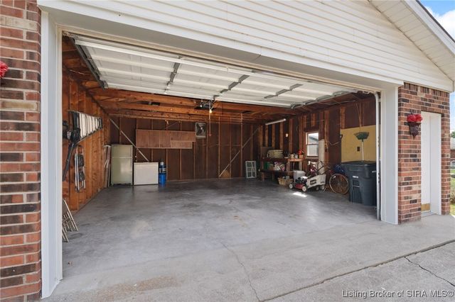 1327 Ridgeway Drive, Jeffersonville, IN 47130