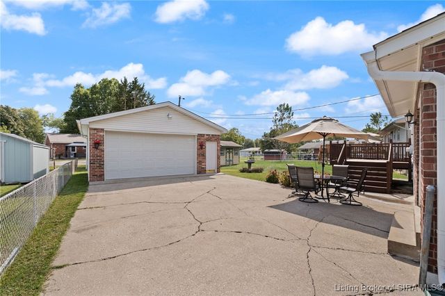 1327 Ridgeway Drive, Jeffersonville, IN 47130