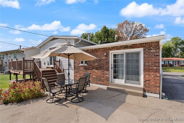 1327 Ridgeway Drive, Jeffersonville, IN 47130