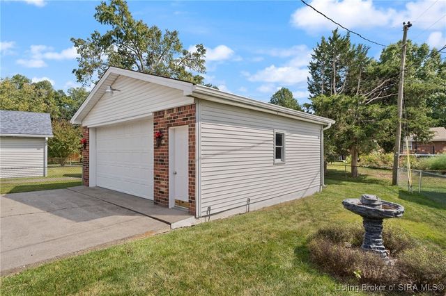 1327 Ridgeway Drive, Jeffersonville, IN 47130