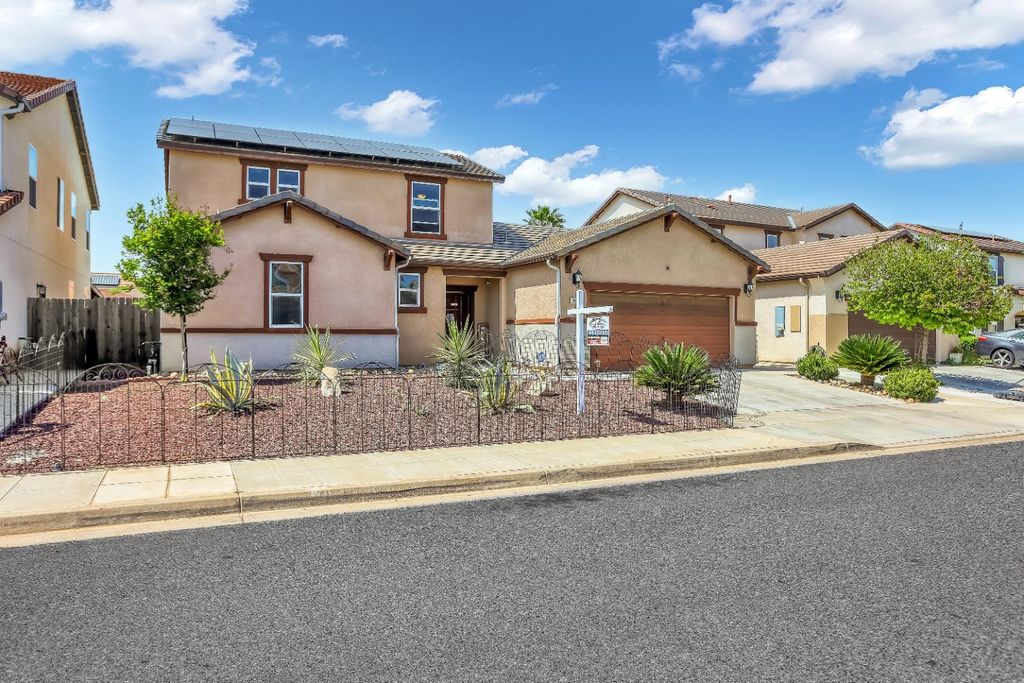 1402 Tevin Way, Madera, CA 93637