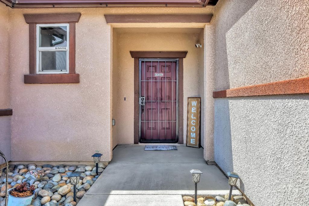 Image 2 of property listing at 1402 Tevin Way, Madera, CA 93637