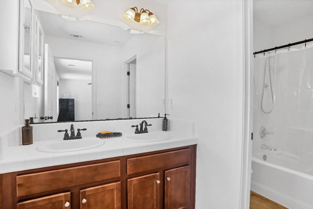 Image 30 of property listing at 1402 Tevin Way, Madera, CA 93637