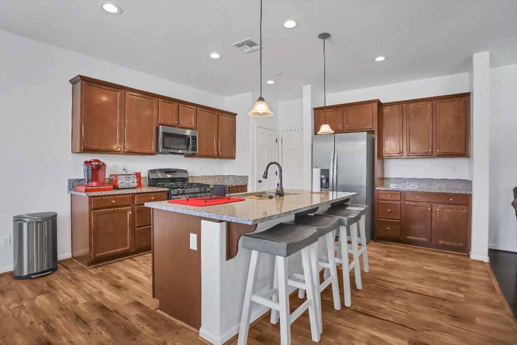 Image 4 of property listing at 1402 Tevin Way, Madera, CA 93637