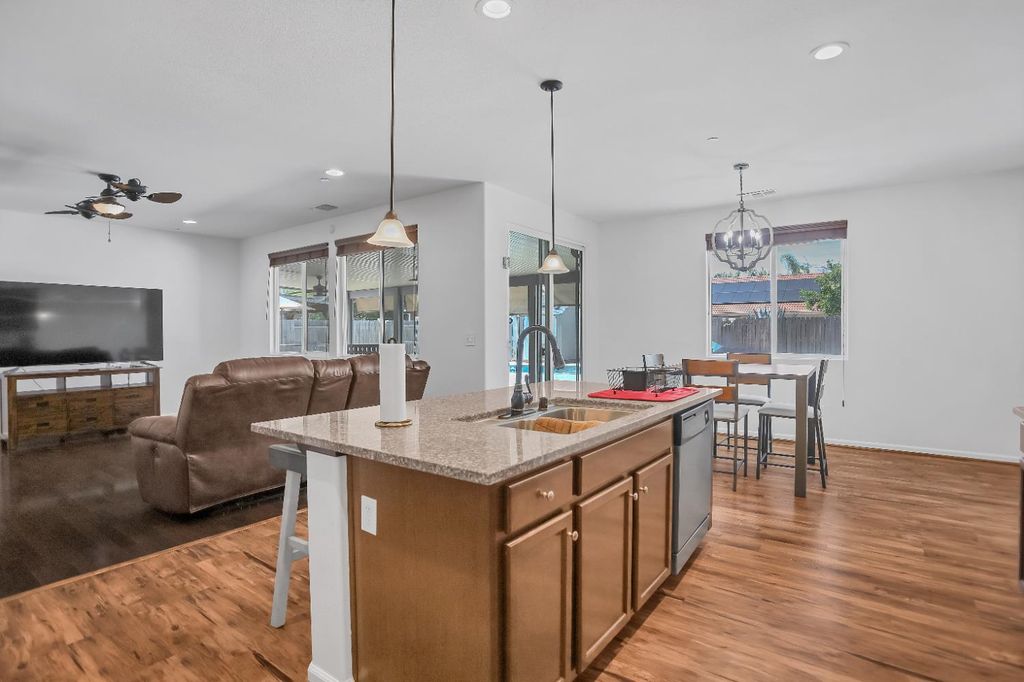 Image 6 of property listing at 1402 Tevin Way, Madera, CA 93637