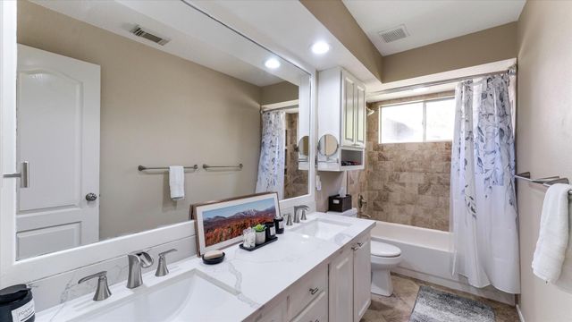 10 Owls Cove Place, The Woodlands, TX 77382