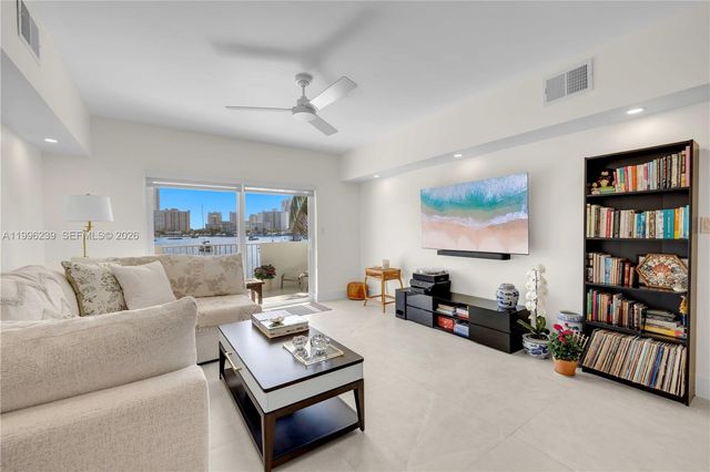 462 Golden Isles Dr 211, Hallandale Beach, FL 33009