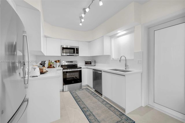 462 Golden Isles Dr 211, Hallandale Beach, FL 33009