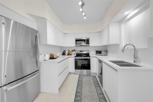 462 Golden Isles Dr 211, Hallandale Beach, FL 33009