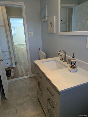 31568 Middleboro Street, Livonia, MI 48154