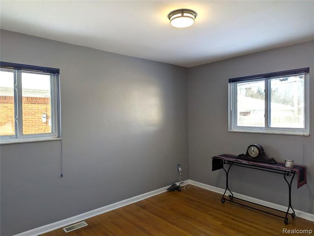 31568 Middleboro Street, Livonia, MI 48154