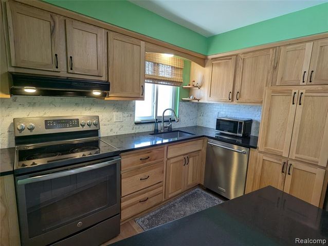 31568 Middleboro Street, Livonia, MI 48154