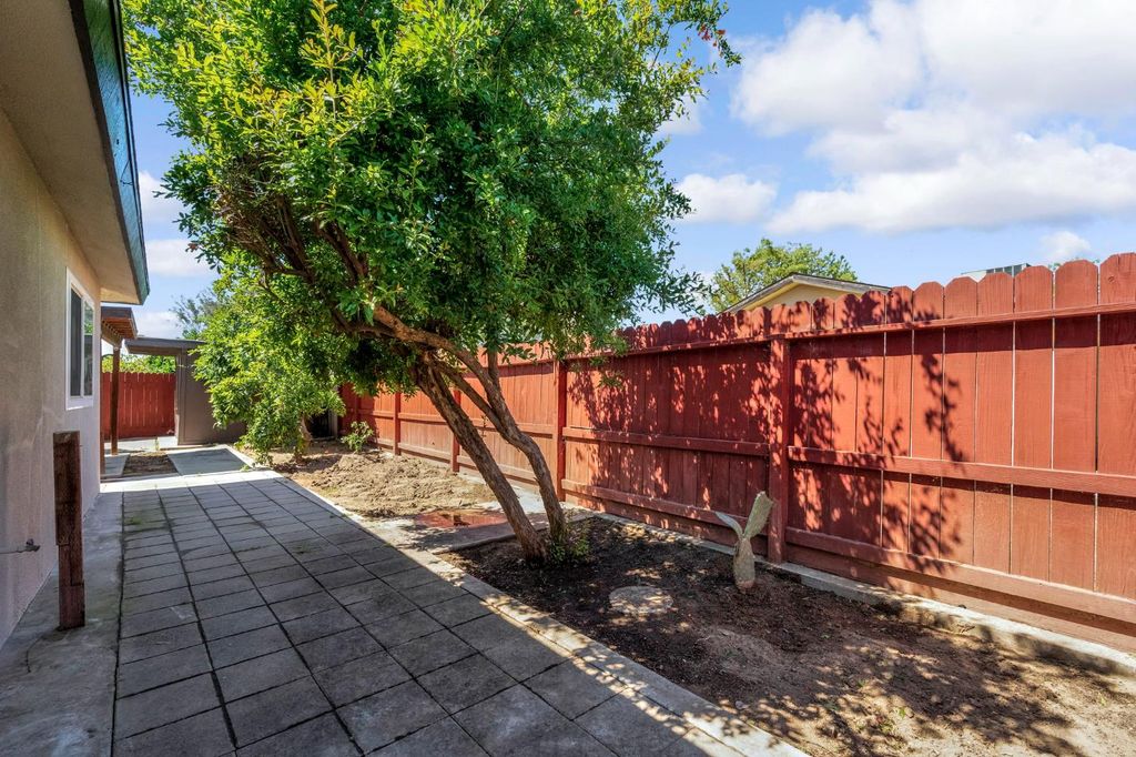 Image 26 of property listing at 4272 W Cortland Avenue, Fresno, CA 93722