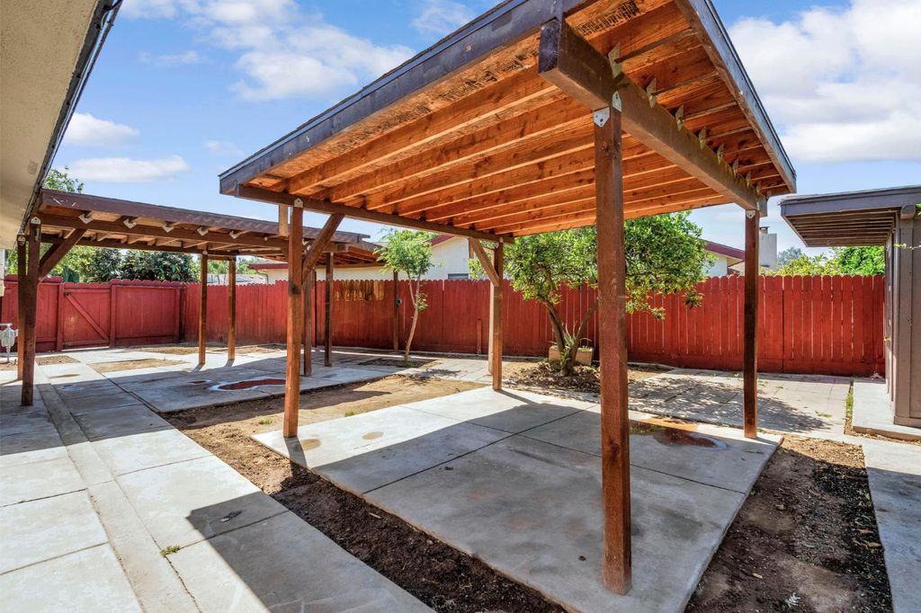 Image 27 of property listing at 4272 W Cortland Avenue, Fresno, CA 93722