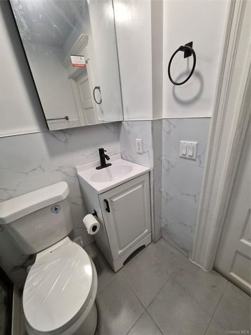 68-07 53rd Avenue 2 Fl, Maspeth, NY 11378