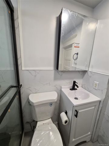 68-07 53rd Avenue 2 Fl, Maspeth, NY 11378