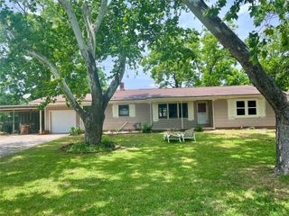 1320 Montezuma Street, Columbus, TX 78934