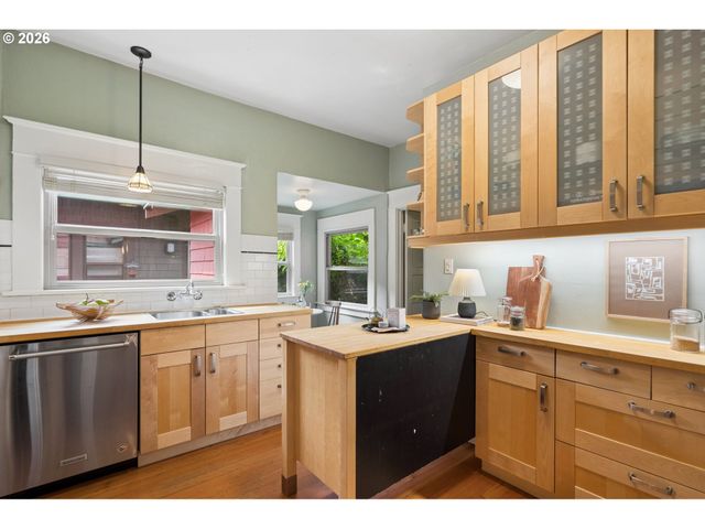1915 Ne 46TH Ave, Portland, OR 97213