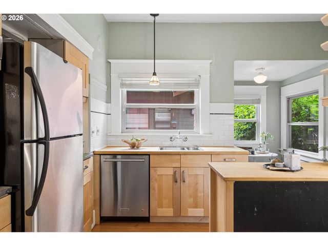 1915 Ne 46TH Ave, Portland, OR 97213