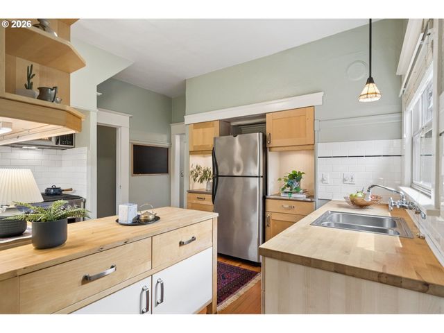 1915 Ne 46TH Ave, Portland, OR 97213