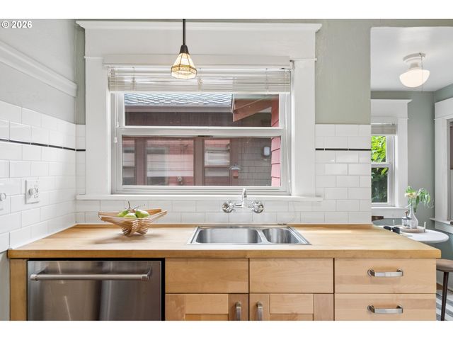 1915 Ne 46TH Ave, Portland, OR 97213