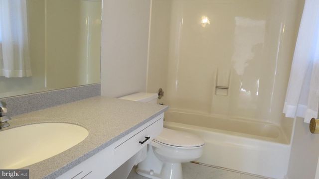 1043 W AREBA AVE, Hershey, PA 17033