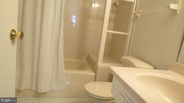 1043 W AREBA AVE, Hershey, PA 17033