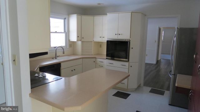 1043 W AREBA AVE, Hershey, PA 17033