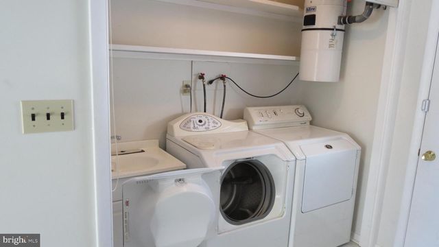 1043 W AREBA AVE, Hershey, PA 17033