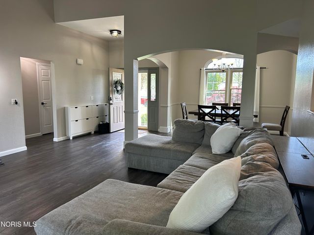 242 Mead Lane, Holland, OH 43528