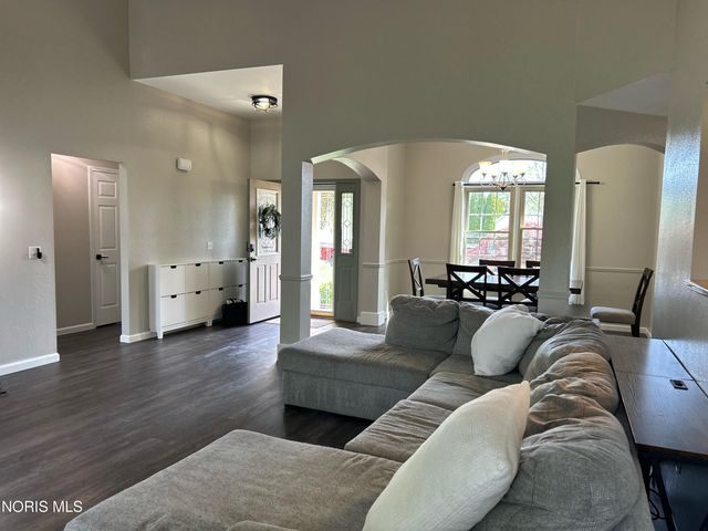 242 Mead Lane, Holland, OH 43528