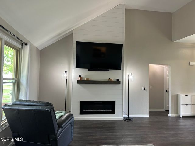 242 Mead Lane, Holland, OH 43528