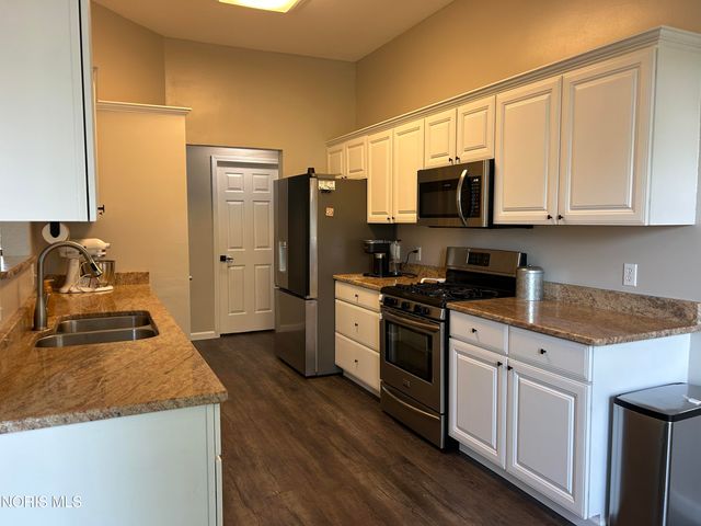 242 Mead Lane, Holland, OH 43528