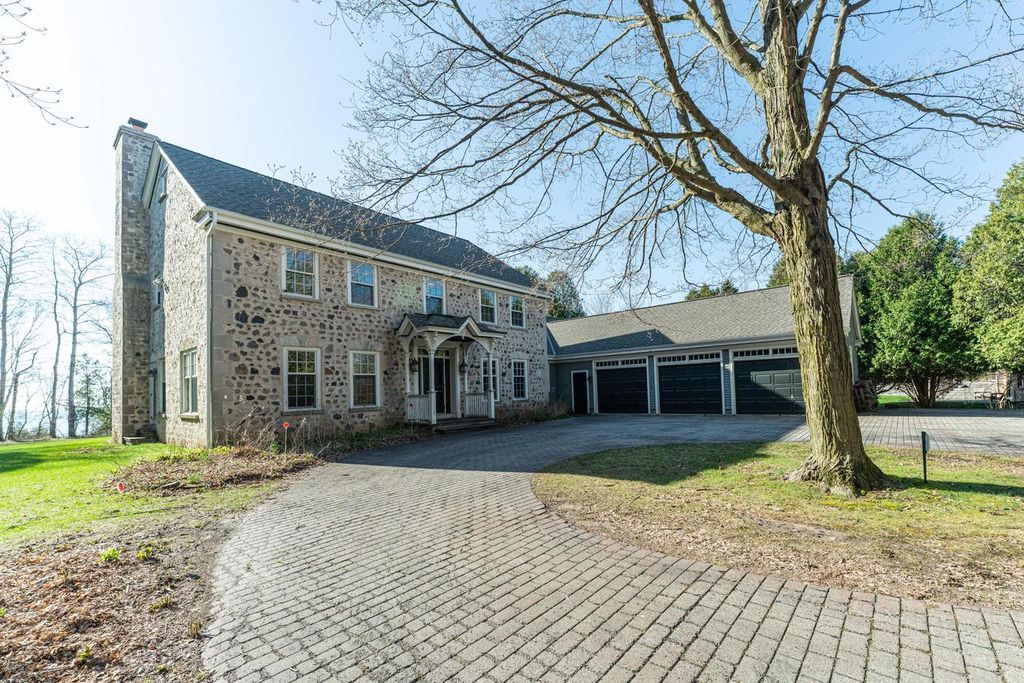 3582 Norport DRIVE, Port Washington, WI 53074