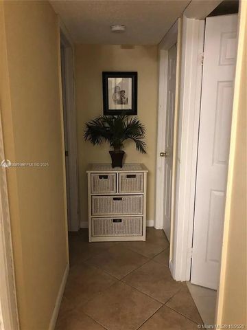 9440 SW 8th St 402, Boca Raton, FL 33428