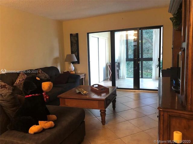 9440 SW 8th St 402, Boca Raton, FL 33428