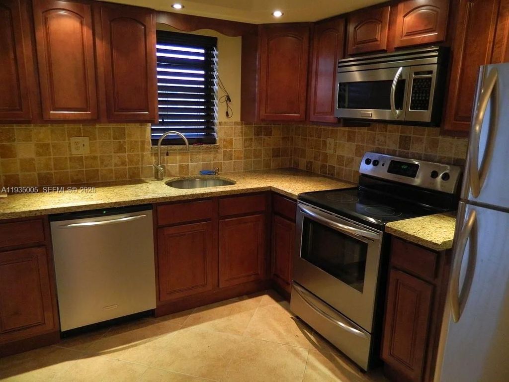 9440 SW 8th St 402, Boca Raton, FL 33428