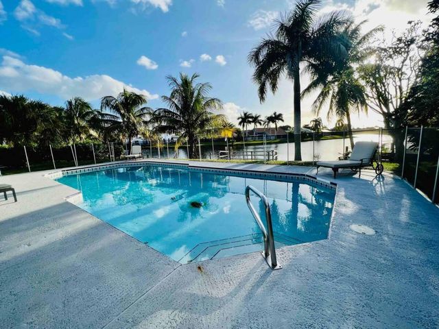 2060 Amesbury Circle, Wellington, FL 33414